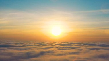 Bulutların üstünde şafak veya gün batımı. Uçaktan bak. Rahatlama meditasyonu ve seyahat kavramı.