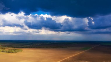 Kırsal kesimdeki tarım arazileri üzerinde fırtına bulutları.