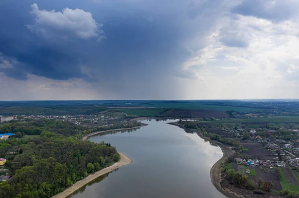 Bouřkové mraky nad zemědělskými poli na venkově. — Stock fotografie