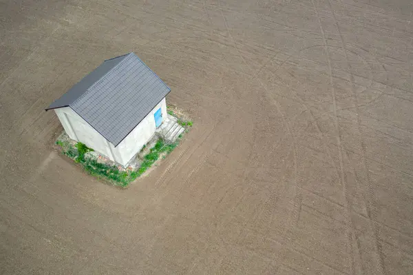 Ein Bauernhaus Lagerhaus Oder Scheune Inmitten Eines Leeren Landwirtschaftlichen Feldes — Stockfoto