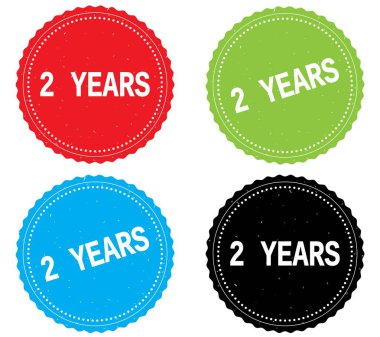 Yuvarlak dalgalı sınır pul rozet üzerinde 2 yıl metin.