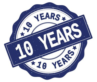 10 yaşındaki metin, mavi yuvarlak rozet yazılmış.