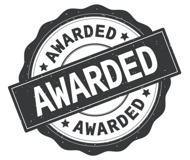 Gri yuvarlak rozet yazılmış metni, layık.