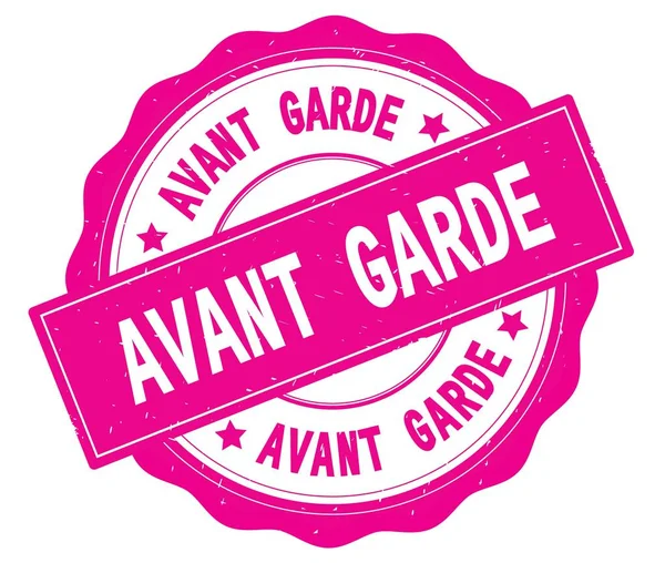 Az Avant Garde szöveg, a rózsaszín kerek jelvény. — Stock Fotó