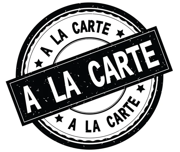 A LA CARTE texto escrito en negro ronda sello de goma . — Foto de Stock