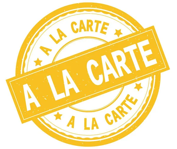 A La Carte, geschreven tekst op gele ronde rubber stamp. — Stockfoto
