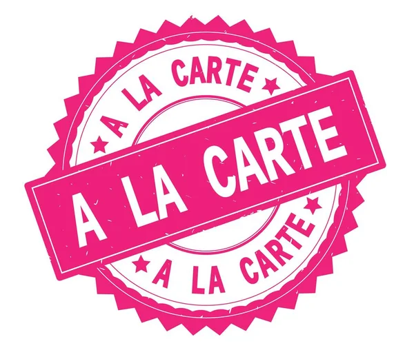 Text La Carte růžové kulaté razítko s cik cak hranice. — Stock fotografie