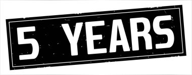 Tam siyah dikdörtgen damga üzerinde 5 yaşındaki metin.