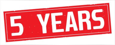 Tam kırmızı dikdörtgen damga üzerinde 5 yaşındaki metin.