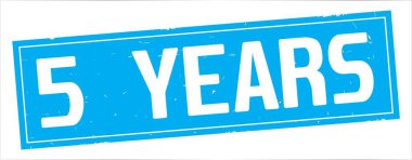 Tam camgöbeği dikdörtgen damga üzerinde 5 yaşındaki metin.