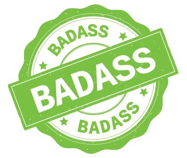 Yeşil yuvarlak rozet yazılmış badass metni.