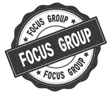 Odak grup metin, gri yuvarlak rozet yazılmış.