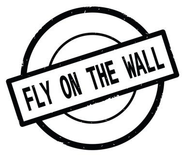 Siyah daire basit damgası yazılmış fly On The Wall metni.