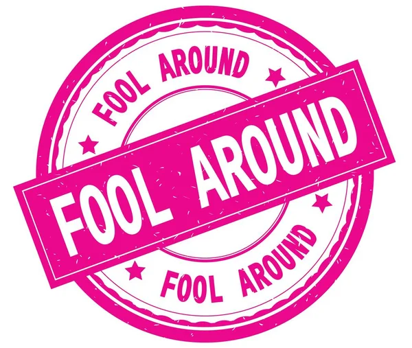 Fool rond, geschreven tekst op roze ronde rubber stamp. — Stockfoto