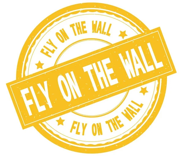 FLY ON THE WALL, texto escrito em amarelo carimbo de borracha redonda . — Fotografia de Stock