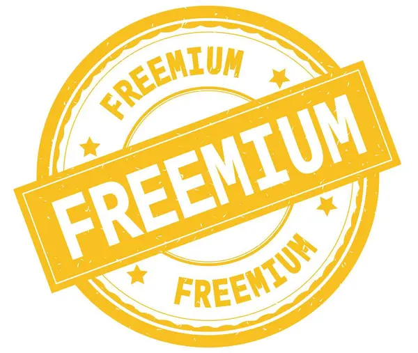 FREEMIUM, написаний текст на жовтій круглої гумовій марці . — стокове фото