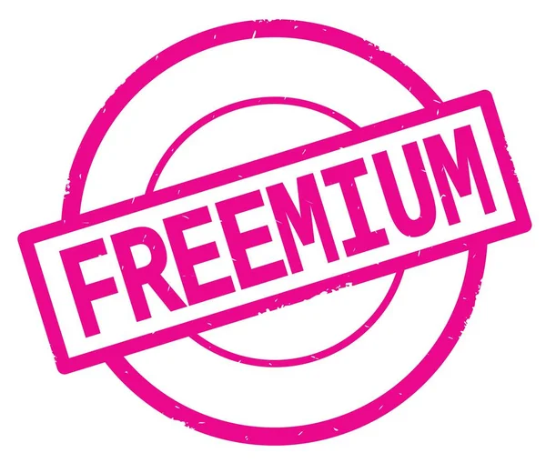 Freemium text, napsaný na známce růžová jednoduchý kruh. — Stock fotografie