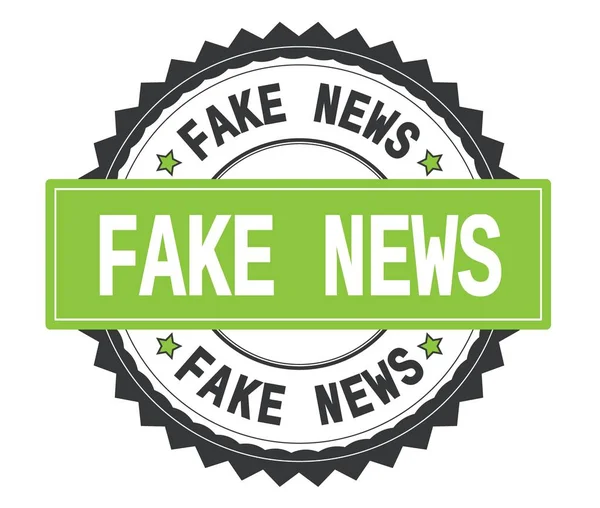 Falska nyheter text på grå och grön rund stämpel, med zig zag borde — Stockfoto