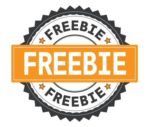 FREEBIE teksti harmaa ja oranssi pyöreä leima, jossa siksak rajalla — kuvapankkivalokuva