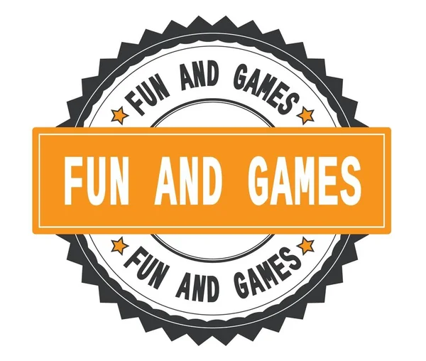Zabawy i gry tekst na szary i pomarańczowy okrągły znaczek z zig zag — Zdjęcie stockowe