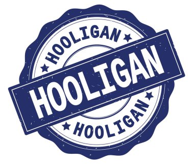 Holigan metin, mavi yuvarlak rozet yazılmış.