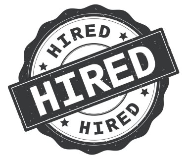 İşe alınan metin, gri yuvarlak rozet yazılmış.