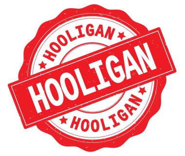 Holigan metin, kırmızı yuvarlak rozet yazılmış.