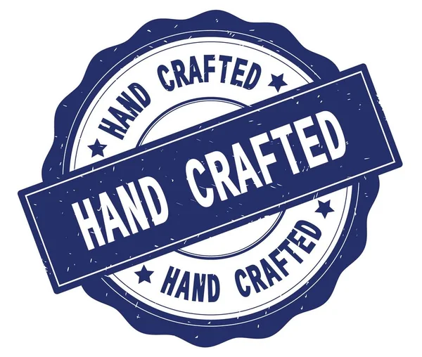 Hand Crafted tekst, geschreven op blauwe ronde badge. — Stockfoto