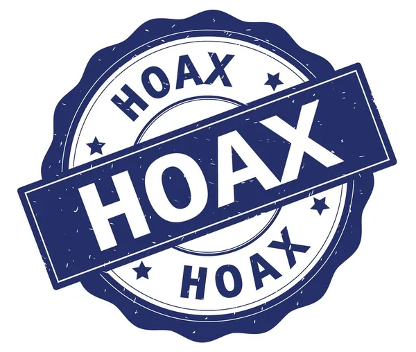 Testo HOAX, scritto sul badge rotondo blu . — Foto Stock