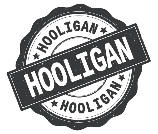 Holigan metin, gri yuvarlak rozet yazılmış.