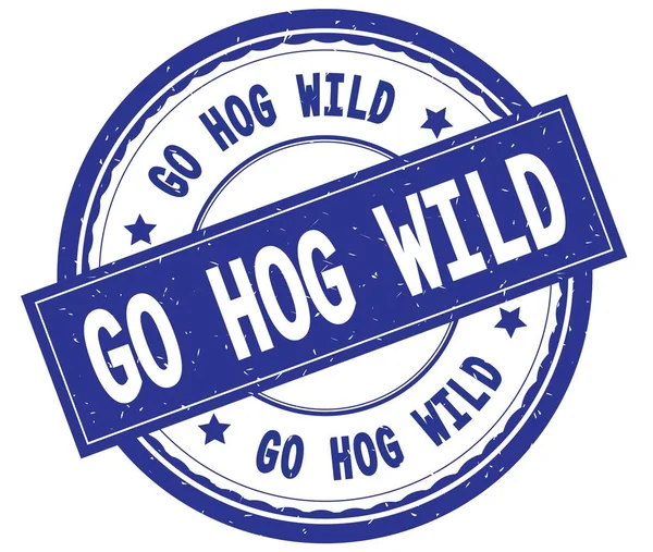 GO HOG WILD, texte écrit sur tampon caoutchouc rond bleu . — Photo