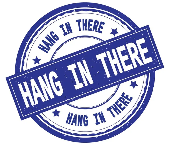 Hang In There, geschreven tekst op blauwe ronde stempel. — Stockfoto