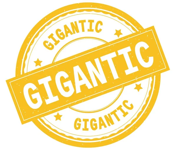 GIGÁNTICO, texto escrito sobre sello de goma redondo amarillo . — Foto de Stock