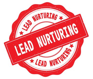 Kırmızı yuvarlak rozet yazılı kurşun Nurturing metin.