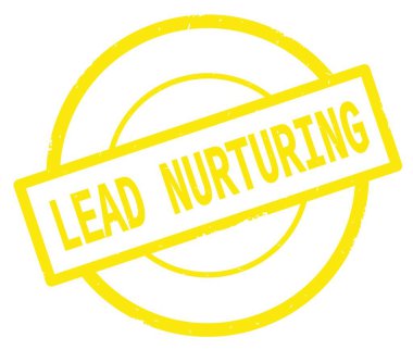 Sarı daire basit damgası yazılı kurşun Nurturing metin.