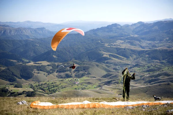 Paraglider Dağın Üzerinden Uçuyor — Stok fotoğraf