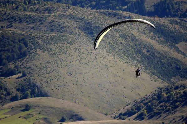 Paraglider Die Berg Vliegt — Stockfoto