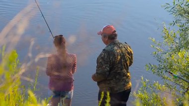 Bir kayan nokta işareti alt derinlik önlemlerle kız.