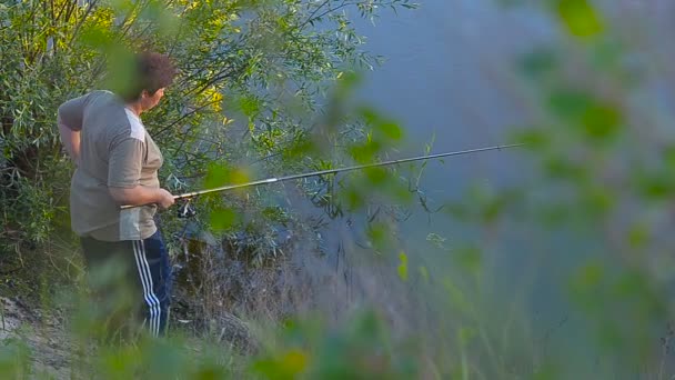 Mulher pega peixe em uma vara . — Vídeo de Stock