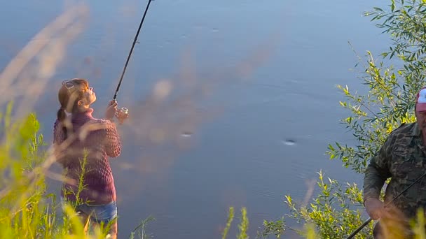 Menina mede por um marcador de flutuador profundidade inferior . — Vídeo de Stock