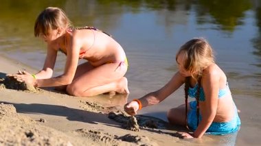 Kızlar kumdan kaleler inşa