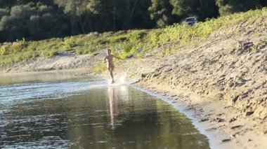 Sahilde çalıştırmak çocuk