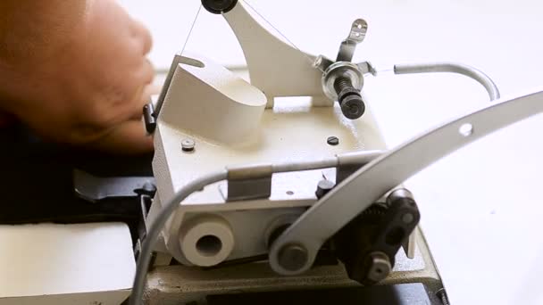 Máquina de coser con un hilo — Vídeo de stock