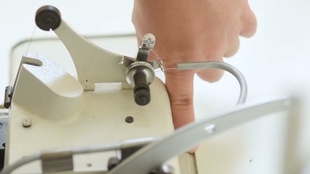 Para ajustar a máquina de costura — Vídeo de Stock