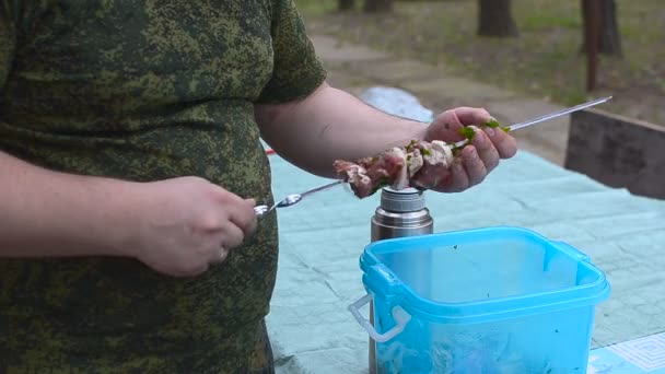 Man gets kebab on a skewer — Stock Video