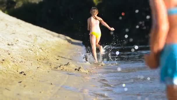 Barnen springa på stranden — Stockvideo