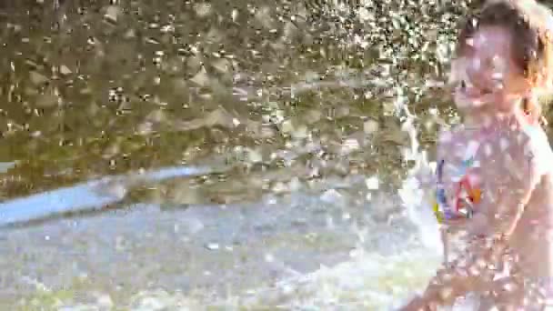 Mädchen spritzt mit Wasser. — Stockvideo