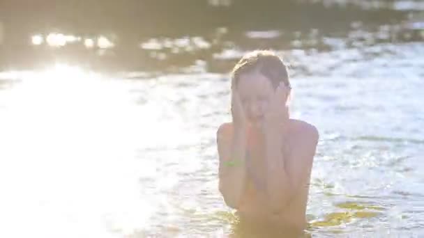 Girl splashes with water. — Stock Video