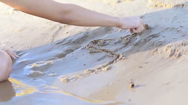 Dziewczyna zwraca domu na mokrym piasku — Wideo stockowe