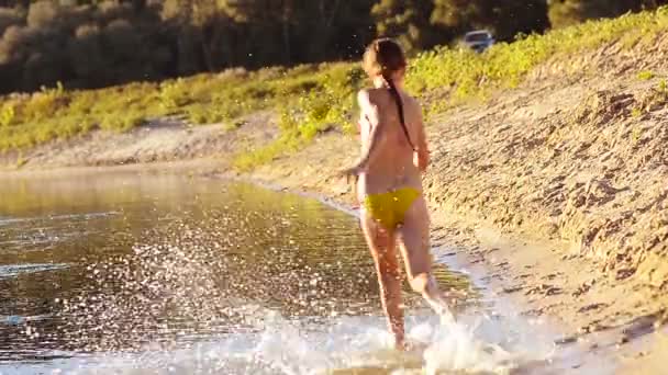 Barnen springa på stranden — Stockvideo